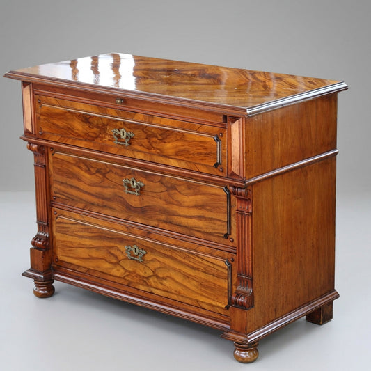 Beautiful 19th Century Walnut Chest of Drawers/Commode