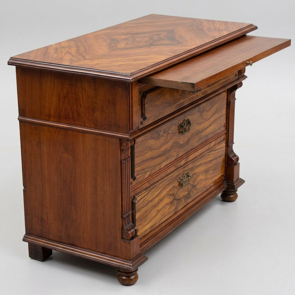 Beautiful 19th Century Walnut Chest of Drawers/Commode