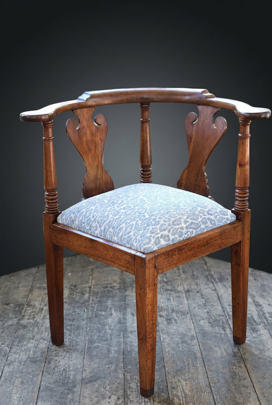 18th Century walnut Queen Anne Corner Chair