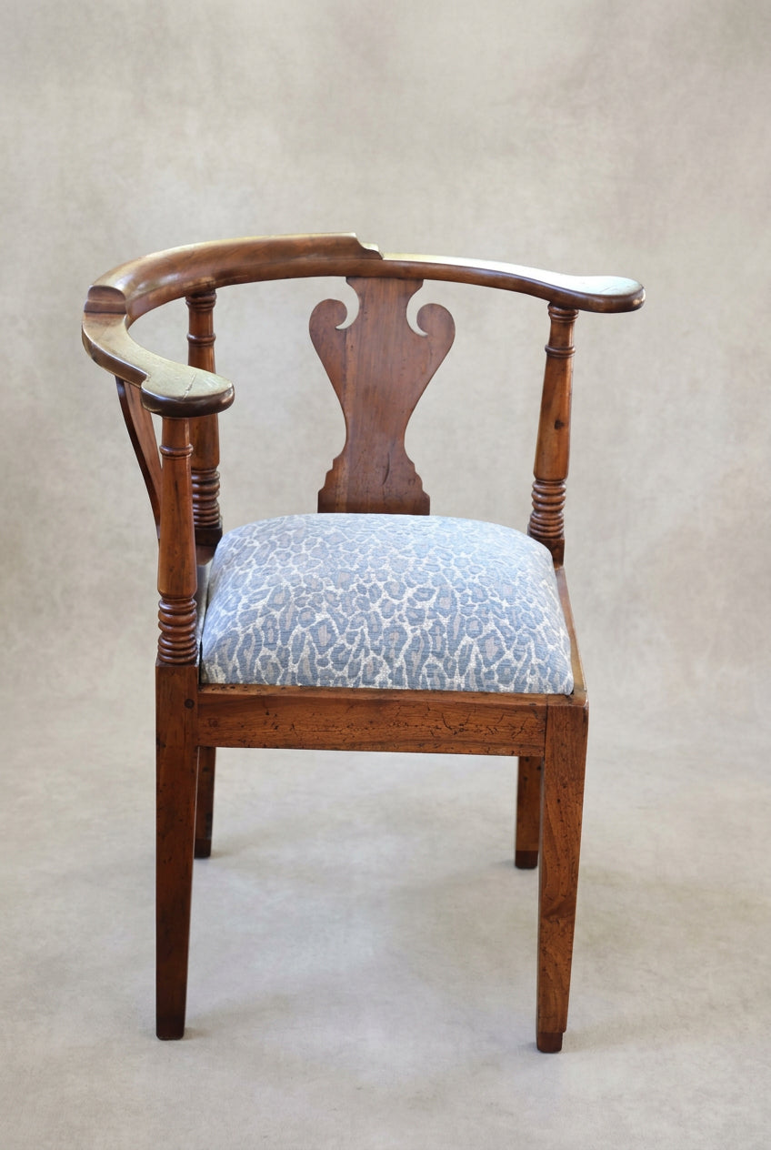 18th Century walnut Queen Anne Corner Chair